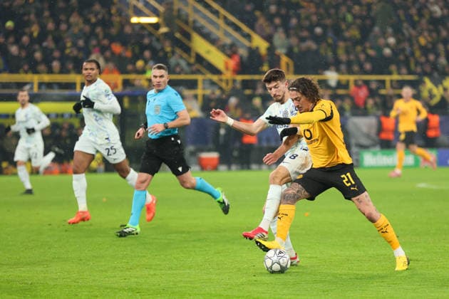 Zweikampf zwischen Fabio Silva (Borussia Dortmund) und Petar Sucic (Inter Mailand) GER, Borussia Dortmund gegen Inter Mailand, Fussball, Champions League, 8.Spieltag, Spielzeit 2025 2026, 28.01.2026 DFL REGULATIONS PROHIBIT ANY USE OF PHOTOGRAPHS AS IMAGE SEQUENCES AND OR QUASI-VIDEO GER, Borussia Dortmund gegen Inter Mailand, Fussball, Champions League, 8.Spieltag, Spielzeit 2025 2026, 28.01.2026 Dortmund Copyright: xEibner-Pressefoto FrankxZeisingx EP_FZG