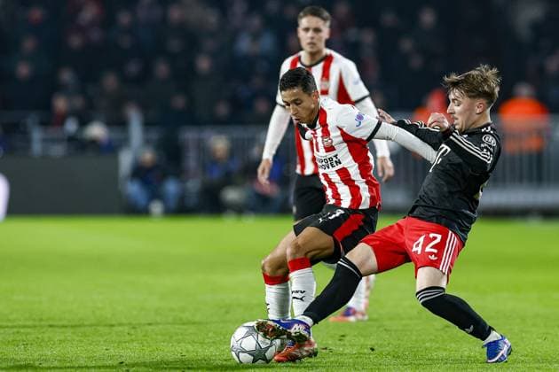 EINDHOVEN , 28-01-2026 , Philips Stadium , season 2025 2026 , UEFA Champions League football , League phase matchday 8 , match between PSV and Bayern Munchen , picture shows Bayern Munchen player Lennart Karl and PSV player Mauro Junior PSV - Bayern Munchen  x201145519x Copyright:
