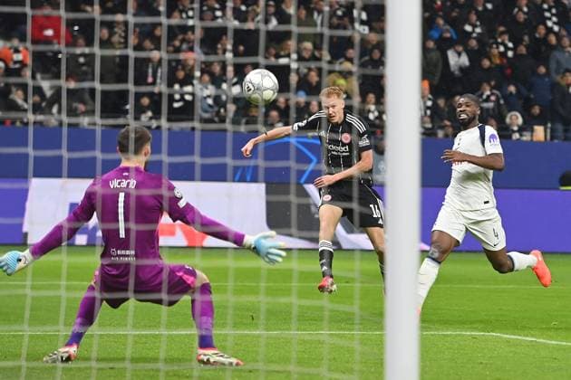 Torchance Hugo LARSSON (Eintracht Frankfurt) an die Latte,Aktion,Schuss,re: Kevin DANSO (Tottenham). Fussball Champions League,Saison 2025 26, Ligaphase Eintracht Frankfurt - Tottenham Hotspur am 28.01.2026, D E U T S C H E B A N K P A R K