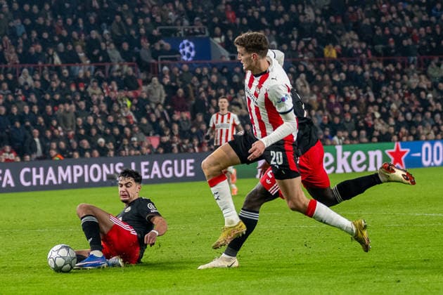 Zweikampf zwischen Aleksandar Pavlovic (FC Bayern Muenchen, 45), Guus Til (PSV Eindhoven, 20) und Dayot Upamecano (FC Bayern Muenchen, 02). PSV Eindhoven vs. FC Bayern Muenchen, Fussball, UEFA Champions League, 08. Spieltag, Saison 2025 2026, 28.01.2026 PSV Eindhoven vs. FC Bayern Muenchen, Fussball, UEFA Champions League, 08. Spieltag, Saison 2025 2026, 28.01.2026 Eindhoven Copyright: xEibner-Pressefoto ThomasxHaeslerx EP_THR