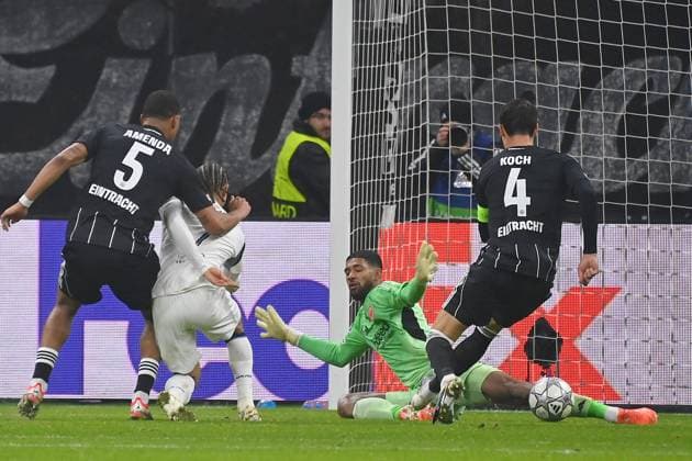 Torchance Xavi SIMONS (Tottenham), Torwart Santos KAUA (F) pariert den Ball,AKTION,Schuss. Fussball Champions League,Saison 2025 26, Ligaphase Eintracht Frankfurt - Tottenham Hotspur am 28.01.2026, D E U T S C H E B A N K P A R K