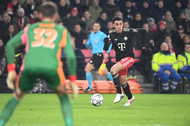 Jamal MUSIALA (M) gegen Torwart Matej KOVAR (PSV) -Torchance PSV Eindhoven (PSV) - FC Bayern Muenchen (M) Fussball Champions League, 8. Spieltag, matchday8, am 28.01.2026 im Philips-Stadion Eindhoven Niederlande. UEFA regulations prohibit any use of photographs as image sequences and or quasi-video Â