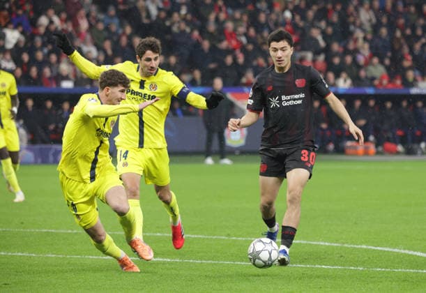 Ibrahim Maza (B04) am Ball gegen Navarro Pau (VIL, L) und Santi (VIL), UEFA Champions League, 8. Spieltag, Bayer 04 Leverkusen vs FC Villarreal, Bayarena Leverkusen, Deutschland, 28.01.2026.