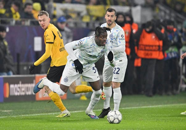 v.l. Maximilian Beier (Borussia Dortmund), Yann Aurel Bisseck (Inter Mailand), Henrikh Mkhitaryan (Inter Mailand), Aktion, Zweikampf, Fussball Champions League, Borussia Dortmund - Inter Mailand, 8. Spieltag, am 28.01.2026 in Dortmund Deutschland. UEFA regulations prohibit any use of photographs as image sequences and or quasi-video Â