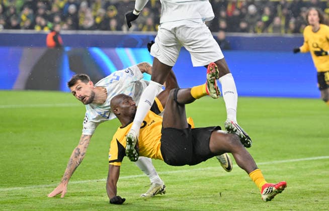 v.l. Francesco Acerbi (Inter Mailand), Serhou Guirassy (Borussia Dortmund), Aktion, Zweikampf, Fussball Champions League, Borussia Dortmund - Inter Mailand, 8. Spieltag, am 28.01.2026 in Dortmund Deutschland. UEFA regulations prohibit any use of photographs as image sequences and or quasi-video Â