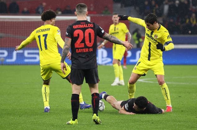 v.l. Tajon Buchanan (Villarreal CF 17), Alejandro Grimaldo (Bayer Leverkusen, 20), am Boden Ibrahim Maza (Bayer Leverkusen, 30), Santi Comesana (Villarreal CF 14) im Hintergrund weiterer Spieler von Villarreal GER, Bayer 04 Leverkusen vs. Villarreal CF, Fussball, Champions League, 8. Spieltag, Spielzeit 2025 2026, 28.01.2026 GER, Bayer 04 Leverkusen vs. Villarreal CF, Fussball, Champions League, 8. Spieltag, Spielzeit 2025 2026, 28.01.2026 Leverkusen Copyright: xEibner-Pressefotox xThomasxStoeckerx EP_TSR