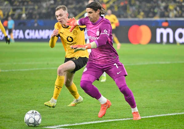 v.l. Maximilian Beier (Borussia Dortmund), Torwart Yann Sommer (Inter Mailand) Aktion, Zweikampf, Fussball Champions League, Borussia Dortmund - Inter Mailand, 8. Spieltag, am 28.01.2026 in Dortmund Deutschland. UEFA regulations prohibit any use of photographs as image sequences and or quasi-video Â