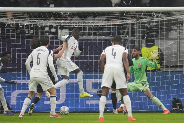 Ausgerechnet Ex-Eintracht Stürmer Randal Kolo Muani (Tottenham Hotspur, 39) erzielt das Tor zum 0:1 gegen Torwart Kaua Santos (Eintracht Frankfurt) - Frankfurt 28.01.2026: Eintracht Frankfurt vs. Tottenham Hotspurs, Deutsche Bank Park, 8. Spieltag Champions League