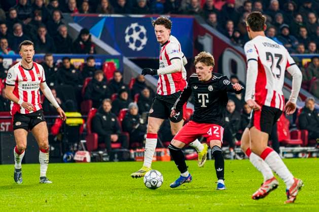 Lennart Karl of FC Bayern Munchen battles for possession with Paul Wanner of PSV Eindhoven PSV Eindhoven v FC Bayern Munchen, UEFA Champions League 2025 26 League Phase MD8, PSV Eindhoven v FC Bayern Munchen, PSV Stadion, January 28, 2026, Eindhoven, Netherlands.