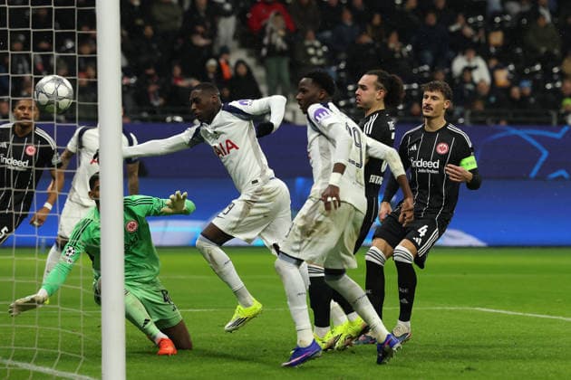 GER, Champions League, Eintracht Frankfurt vs Tottenham Hotpsur 28.01.2026, Deutsche Bank Parkq, Frankfurt am Main, GER, Champions League, Eintracht Frankfurt vs Tottenham Hotpsur im Bild Randal Kolo Muani (Tottenham Hotspur, 39, weiß) tritt zum 1:0 (Tor), Kaua Santos (Eintracht Frankfurt, 40, grün), Arthur Theate (Eintracht Frankfurt, 03, schwarz) und Robin Koch (Eintracht Frankfurt, 04, schwarz) haben das Nachsehen