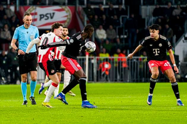 Paul Wanner of PSV Eindhoven battles for possession with Nicolas Jackson of FC Bayern Munchen PSV Eindhoven v FC Bayern Munchen, UEFA Champions League 2025 26 League Phase MD8, PSV Eindhoven v FC Bayern Munchen, PSV Stadion, January 28, 2026, Eindhoven, Netherlands.