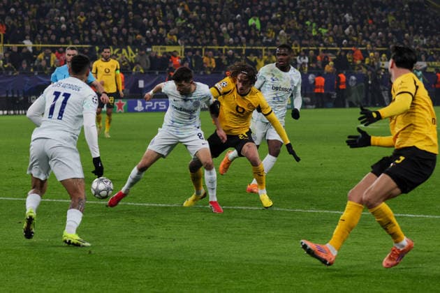 28.01.2026, xgrfx, Fussball UEFA Champions League , Borussia Dortmund - Inter Mailand v.l. Petar Sucic (Inter Mailand), Fabio Silva (Borussia Dortmund) (DFL DFB REGULATIONS PROHIBIT ANY USE OF PHOTOGRAPHS as IMAGE SEQUENCES and or QUASI-VIDEO) Signal Iduna Park