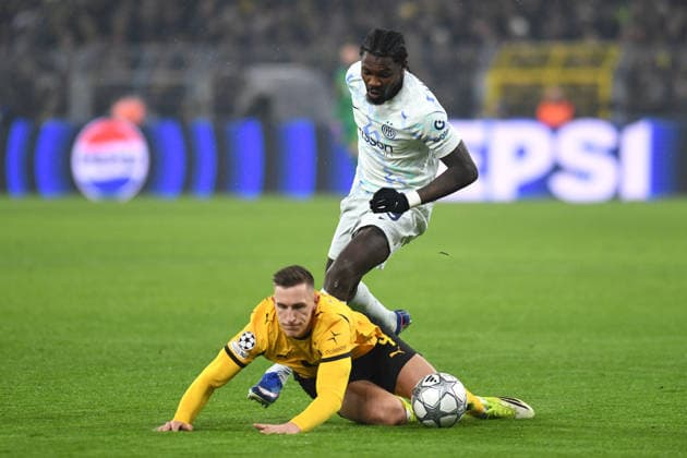 Nico Schlotterbeck (Borussia Dortmund) und Marcus Thuram (FC Internazionale) im Zweikampf waehrend des Spiels der UEFA Champions League 2025 26, 8. Spieltag Ligaphase zwischen Borussia Dortmund und Inter Mailand, BVB Stadion am 28. January 2026 in Dortmund, Deutschland. (Foto von Ralf Treese DeFodi Images) +++ Nico Schlotterbeck (Borussia Dortmund) und Marcus Thuram (FC Internazionale) battle for the ball during the UEFA Champions League 2025 26 League Phase MD8 match between Borussia Dortmund and FC Internazionale Milano at BVB Stadion Dortmund on January 28, 2026 in Dortmund, Germany. (Photo by Ralf Treese DeFodi Images) -