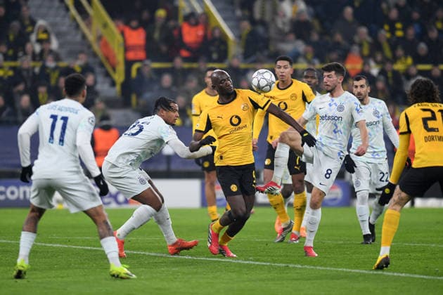 Manuel Akanji (FC Internazionale), Serhou Guirassy (Borussia Dortmund) und Petar Sucic (FC Internazionale) im Zweikampf waehrend des Spiels der UEFA Champions League 2025 26, 8. Spieltag Ligaphase zwischen Borussia Dortmund und Inter Mailand, BVB Stadion am 28. January 2026 in Dortmund, Deutschland. (Foto von Ralf Treese DeFodi Images) +++ Manuel Akanji (FC Internazionale), Serhou Guirassy (Borussia Dortmund) und Petar Sucic (FC Internazionale) battle for the ball during the UEFA Champions League 2025 26 League Phase MD8 match between Borussia Dortmund and FC Internazionale Milano at BVB Stadion Dortmund on January 28, 2026 in Dortmund, Germany. (Photo by Ralf Treese DeFodi Images) -