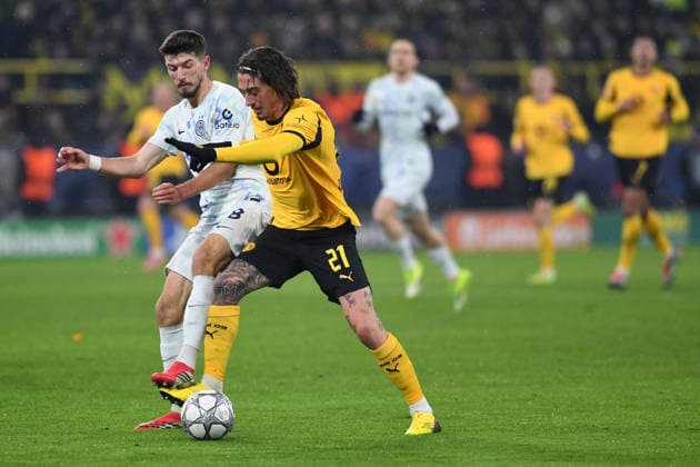 Petar Sucic (FC Internazionale) und Fabio Silva (Borussia Dortmund) im Zweikampf waehrend des Spiels der UEFA Champions League 2025 26, 8. Spieltag Ligaphase zwischen Borussia Dortmund und Inter Mailand, BVB Stadion am 28. January 2026 in Dortmund, Deutschland. (Foto von Ralf Treese DeFodi Images) +++ Petar Sucic (FC Internazionale) und Fabio Silva (Borussia Dortmund) battle for the ball during the UEFA Champions League 2025 26 League Phase MD8 match between Borussia Dortmund and FC Internazionale Milano at BVB Stadion Dortmund on January 28, 2026 in Dortmund, Germany. (Photo by Ralf Treese DeFodi Images) -
