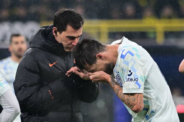 Francesco Acerbi (FC Internazionale Milano, 15) verletzt, Borussia Dortmund vs. Inter Mailand, Fussball, Champions League, Gruppenphase, Matchday 8, 28.01.2026 Dortmund Nordrhein-Westfalen Deutschland