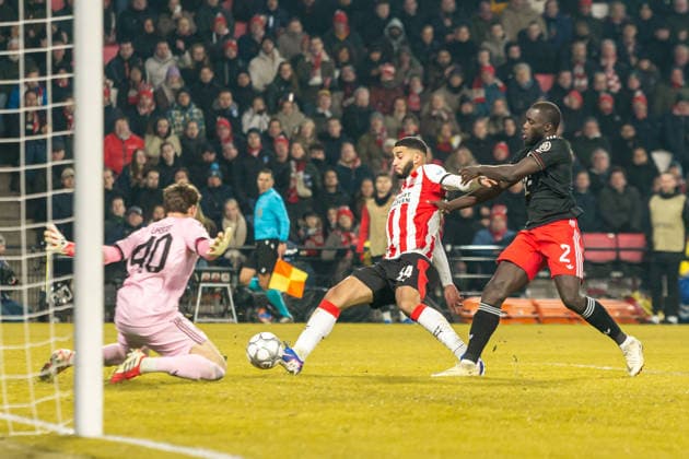 Torwart Jonas Urbig (FC Bayern München), Ismael Saibari (PSV Eindhoven) und Dayot Upamecano (FC Bayern München) battle for the ball during the UEFA Champions League 2025 26 League Phase MD8 match between PSV Eindhoven and FC Bayern München at PSV Stadion on January 28, 2026 in Eindhoven, Netherlands. -