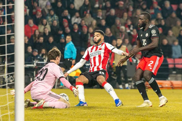 Torwart Jonas Urbig (FC Bayern München), Ismael Saibari (PSV Eindhoven) und Dayot Upamecano (FC Bayern München) battle for the ball during the UEFA Champions League 2025 26 League Phase MD8 match between PSV Eindhoven and FC Bayern München at PSV Stadion on January 28, 2026 in Eindhoven, Netherlands. -