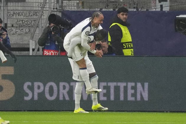 Ausgerechnet Ex-Eintracht Stürmer Randal Kolo Muani (Tottenham Hotspur, 39) erzielt das Tor zum 0:1 gegen Torwart Kaua Santos (Eintracht Frankfurt) und jubelt überschwenglich mit Xavi Simons (Tottenham Hotspur, 7) - Frankfurt 28.01.2026: Eintracht Frankfurt vs. Tottenham Hotspurs, Deutsche Bank Park, 8. Spieltag Champions League