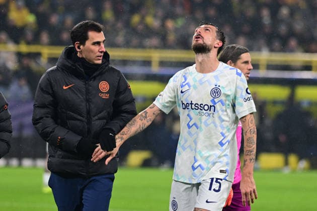 Francesco Acerbi (FC Internazionale Milano, 15) verletzt, Borussia Dortmund vs. Inter Mailand, Fussball, Champions League, Gruppenphase, Matchday 8, 28.01.2026 Dortmund Nordrhein-Westfalen Deutschland