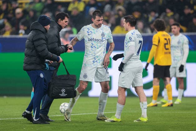 28.01.2026, UEFA Champions League, 8. Spieltag, Borussia Dortmund - Inter Mailand, Der Finger von Francesco Acerbi (Inter Mailand) wird eingerenkt, Dortmund Signal Iduna Park NRW Deutschland xRHR-FOTO DEx Copyright: DennisxEwert RHR-FOTOx RHR-FOTO DE