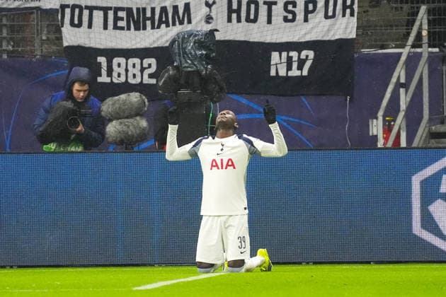 Ausgerechnet Ex-Eintracht Stürmer Randal Kolo Muani (Tottenham Hotspur, 39) erzielt das Tor zum 0:1 gegen Torwart Kaua Santos (Eintracht Frankfurt) und jubelt überschwenglich zum Ärger der Frankfurter Fans - Frankfurt 28.01.2026: Eintracht Frankfurt vs. Tottenham Hotspurs, Deutsche Bank Park, 8. Spieltag Champions League