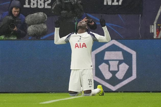 Ausgerechnet Ex-Eintracht Stürmer Randal Kolo Muani (Tottenham Hotspur, 39) erzielt das Tor zum 0:1 gegen Torwart Kaua Santos (Eintracht Frankfurt) und jubelt überschwenglich zum Ärger der Frankfurter Fans - Frankfurt 28.01.2026: Eintracht Frankfurt vs. Tottenham Hotspurs, Deutsche Bank Park, 8. Spieltag Champions League