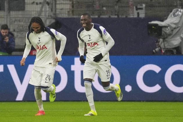 Ausgerechnet Ex-Eintracht Stürmer Randal Kolo Muani (Tottenham Hotspur, 39) erzielt das Tor zum 0:1 gegen Torwart Kaua Santos (Eintracht Frankfurt) und jubelt überschwenglich zum Ärger der Frankfurter Fans - Frankfurt 28.01.2026: Eintracht Frankfurt vs. Tottenham Hotspurs, Deutsche Bank Park, 8. Spieltag Champions League
