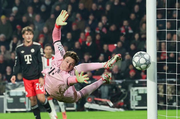Torhueter Jonas Urbig (FC Bayern Muenchen) kontrolliert den Ball, UEFA Champions League 2025 26 League Phase MD8, PSV Eindhoven v FC Bayern München, PSV Stadion am 28. January 2026 in Eindhoven, Niederlande. (Foto von Marco Steinbrenner DeFodi Images) Torhueter Jonas Urbig (FC Bayern Muenchen) controls the ball, UEFA Champions League 2025 26 League Phase MD8, PSV Eindhoven v FC Bayern München, PSV Stadion, January 28, 2026 in Eindhoven, Netherlands. (Photo by Marco Steinbrenner DeFodi Images) -