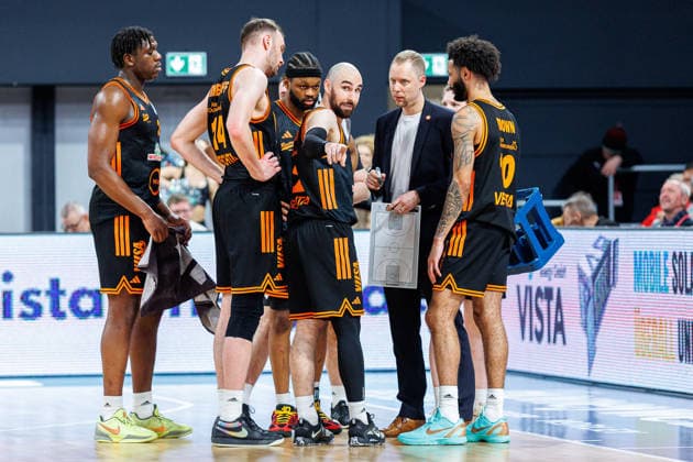 Team, Mannschaft, Christian Held (Rasta Vechta, Trainer), Philipp Herkenhoff (Rasta Vechta, 14), Tommy Kuhse (Rasta Vechta, 12), Tevin Brown (Rasta Vechta, 10), BMA365 Bamberg Baskets vs. Rasta Vechta, Basketball, easyCredit BBL, 2. Spieltag, 28.01.2026 BMA365 Bamberg Baskets vs. Rasta Vechta, Basketball, easyCredit BBL, 2. Spieltag, 28.01.2026 Bamberg Copyright: xEibner-Pressefoto G.xSantemizx EP_EER