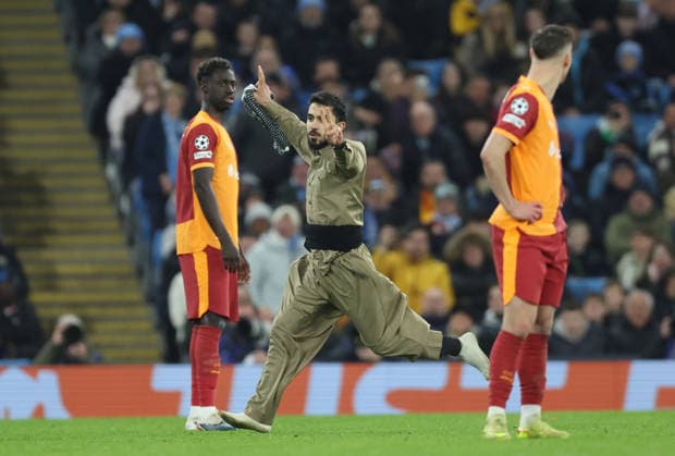 Manchester City v Galatasaray A.S. - UEFA Champions League 2025 26 League Phase MD8 Fan runs on pitch during the UEFA Champions League 2025 26 League Phase MD8 match between Manchester City and Galatasaray A.S. at City of Manchester Stadium on January 28, 2026 in Manchester, England. WARNING! This Photograph May Only Be Used For Newspaper And Or Magazine Editorial Purposes. May Not Be Used For Publications Involving 1 player, 1 Club Or 1 Competition Without Written Authorisation From Football DataCo Ltd. For Any Queries, Please Contact Football DataCo Ltd on +44 (0) 207 864 9121 Manchester City of Manchester Stadium England United Kingdom Copyright: xAllstarxPicturexLibraryxLtdx