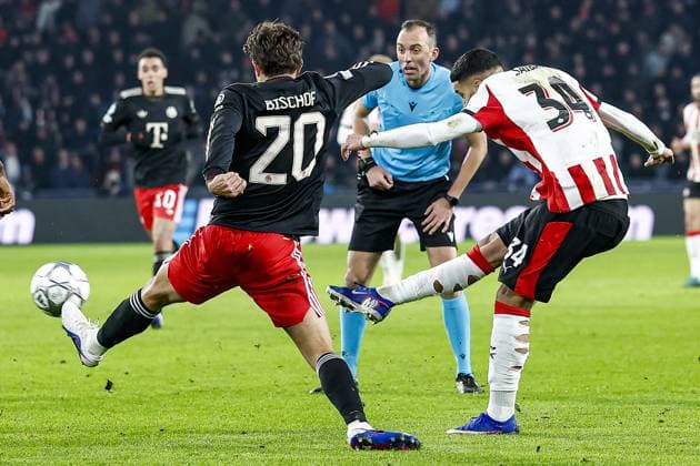 EINDHOVEN , 28-01-2026 , Philips Stadium , season 2025 2026 , UEFA Champions League football , League phase matchday 8 , match between PSV and Bayern Munchen , picture shows Bayern Munchen player Tom Bischof and PSV player Ismael Saibari PSV - Bayern Munchen  x201145885x Copyright:
