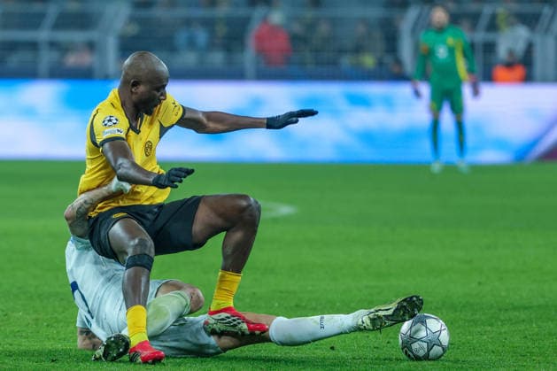 UEFA Champions League - Borussia Dortmund - Inter Mailand am 28.01.2026 im Signal Iduna Park in Dortmund Francesco Acerbi (Inter 15) im Zweikampf gegen Serhou Guirassy (Dortmund 9)