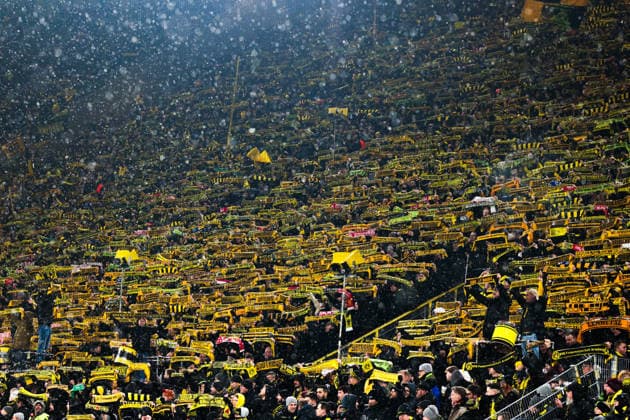 28.01.2026, UEFA Champions League, 8. Spieltag, Borussia Dortmund - Inter Mailand, BVB Fans halten ihre Schals hoch, Dortmund Signal Iduna Park NRW Deutschland xRHR-FOTO DEx Copyright: DennisxEwert RHR-FOTOx RHR-FOTO DE