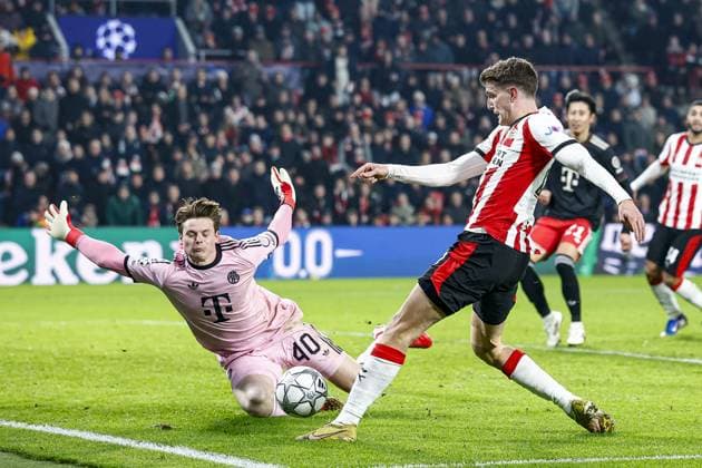 EINDHOVEN , 28-01-2026 , Philips Stadium , season 2025 2026 , UEFA Champions League football , League phase matchday 8 , match between PSV and Bayern Munchen , picture shows Bayern Munchen keeper Jonas Urbig and PSV player Guus Til PSV - Bayern Munchen  x201145911x Copyright: