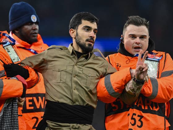 Manchester City v Galatasaray UEFA Champions League Protesters invade the pitch during the UEFA Champions League match at the Etihad Stadium, Manchester 28 01 2026 UK Newspapers OUT Copyright: xKarlxVallantinex FIL-22873-0082