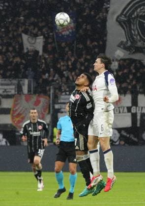 28.01.2026 xmgoodx Frankfurt am Main, Deutsche Bank Park UEFA Champions League Eintracht Frankfurt - Tottenham Hotspur Ansgar Knauff (7, Eintracht Frankfurt) gegen Joao PALHINHA (Tottenham, 6).