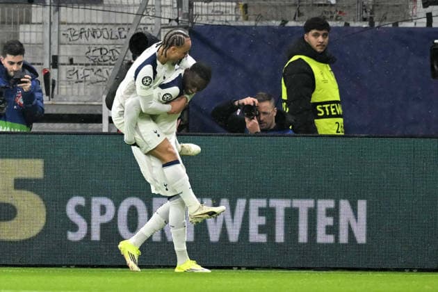 28.01.2026, xsltx, Fussball UEFA Champions League, Eintracht Frankfurt - Tottenham Hotspur v.l. Torjubel nach dem Tor zum celebrating the goal celebrate 0:1 durch Randal Kolo Muani (Tottenham Hotspur) mit Xavi Simons (Tottenham Hotspur) (DFL DFB REGULATIONS PROHIBIT ANY USE OF PHOTOGRAPHS as IMAGE SEQUENCES and or QUASI-VIDEO)