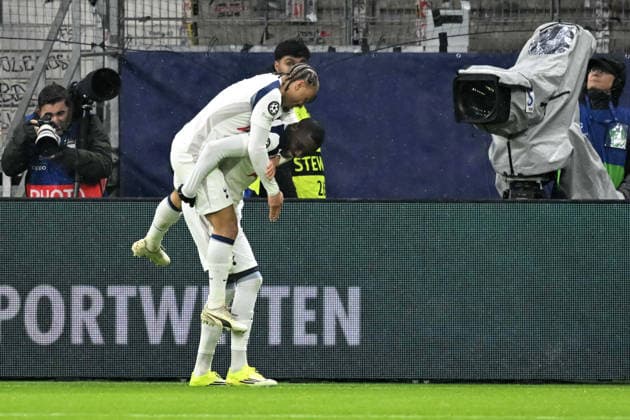 28.01.2026, xsltx, Fussball UEFA Champions League, Eintracht Frankfurt - Tottenham Hotspur v.l. Torjubel nach dem Tor zum celebrating the goal celebrate 0:1 durch Randal Kolo Muani (Tottenham Hotspur) mit Xavi Simons (Tottenham Hotspur) (DFL DFB REGULATIONS PROHIBIT ANY USE OF PHOTOGRAPHS as IMAGE SEQUENCES and or QUASI-VIDEO)