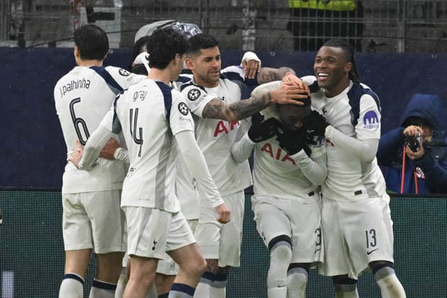 28.01.2026, xsltx, Fussball UEFA Champions League, Eintracht Frankfurt - Tottenham Hotspur v.l. Torjubel nach dem Tor zum celebrating the goal celebrate 0:1 durch Randal Kolo Muani (Tottenham Hotspur) (DFL DFB REGULATIONS PROHIBIT ANY USE OF PHOTOGRAPHS as IMAGE SEQUENCES and or QUASI-VIDEO)