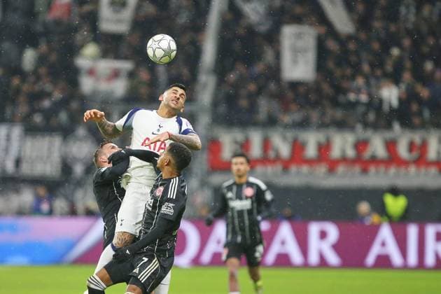Frankfurt Main, Hessen, Deutschland, 28.01.2026: Waldstadion Deutsche Bank Park: UEFA Champions League 2025 26: Eintracht Frankfurt - Tottenham Hotspur: Kopfball durch Cristian Romero (17, Tottenham), gegen den Willen von Mario Götze (27, Eintracht Frankfurt) und Ansgar Knauff (7, Eintracht Frankfurt) Copyright: xdtsxNachrichtenagenturx dts_104011