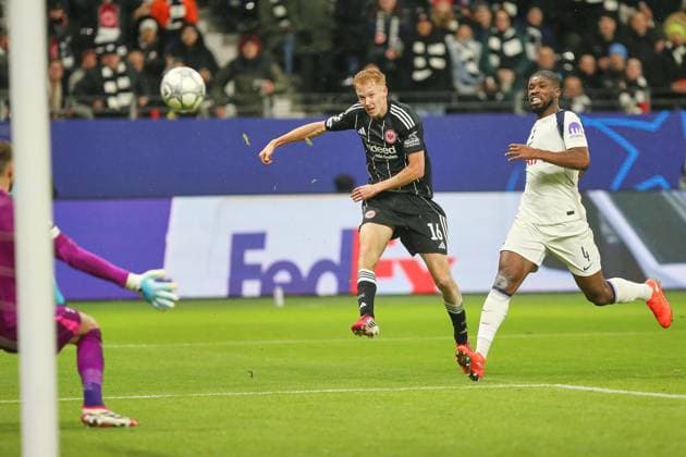 Frankfurt Main, Hessen, Deutschland, 28.01.2026: Waldstadion Deutsche Bank Park: UEFA Champions League 2025 26: Eintracht Frankfurt - Tottenham Hotspur: fra14 und Kevin Danso (4, Tottenham) Copyright: xdtsxNachrichtenagenturx dts_104006