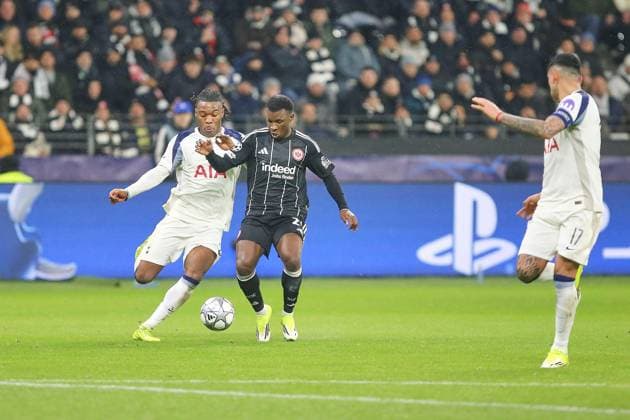 Frankfurt Main, Hessen, Deutschland, 28.01.2026: Waldstadion Deutsche Bank Park: UEFA Champions League 2025 26: Eintracht Frankfurt - Tottenham Hotspur: Destiny Udogie (13, Tottenham) und Aurélio Buta (24, Eintracht Frankfurt) im Duell, rechts mischt sich Cristian Romero (17, Tottenham) ein Copyright: xdtsxNachrichtenagenturx dts_104013