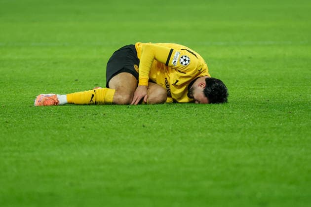 UEFA Champions League - Borussia Dortmund - Inter Mailand am 28.01.2026 im Signal Iduna Park in Dortmund Ramy Bensebaini (Dortmund 5) verletzt am Boden