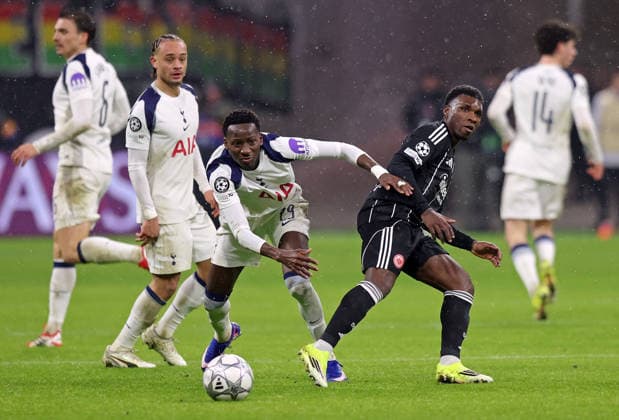 28.01.2026, xovx, Fußball UEFA Champions-League, Eintracht Frankfurt - Tottenham Hotspur v.l. Xavi Simons (Tottenham Hotspur), Pape Matar Sarr (Tottenham Hotspur), Aurelio Buta (Eintracht Frankfurt) (DFL DFB REGULATIONS PROHIBIT ANY USE OF PHOTOGRAPHS as IMAGE SEQUENCES and or QUASI-VIDEO) emspor Frankfurt am Main