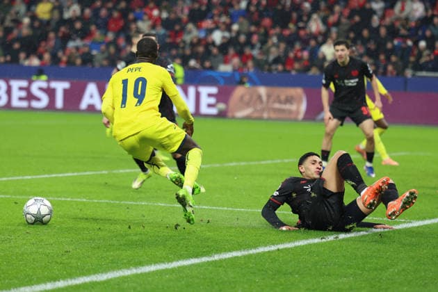 28.01.2026, xrekx, Fussball UEFA Champions League, Bayer 04 Leverkusen - FC Villareal v.l. Schwalbe Nicolas PÃ pÃ (FC Villarreal) Gelbe Karte Equi Fernandez (Bayer 04 Leverkusen) (DFL DFB REGULATIONS PROHIBIT ANY USE OF PHOTOGRAPHS as IMAGE SEQUENCES and or QUASI-VIDEO) Leverkusen