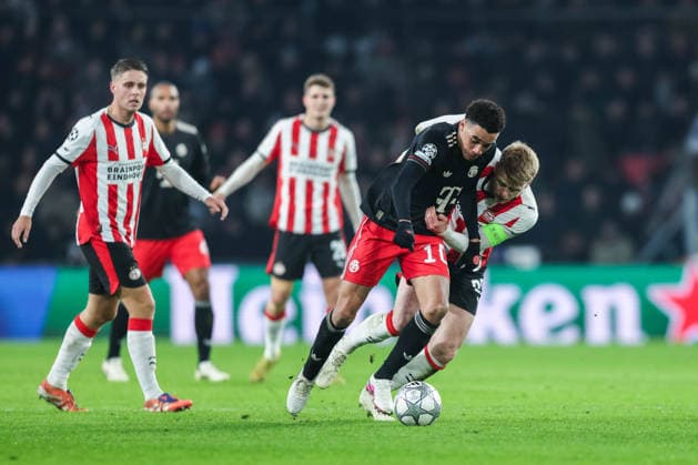 Fußball Champions League 8. Spieltag PSV Eindhoven - FC Bayern München am 28.01.2026 im Philips-Stadion in Eindhoven Jamal Musiala ( München ), links - Paul Wanner ( Eindhoven ), rechts