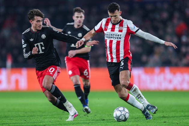 Fußball Champions League 8. Spieltag PSV Eindhoven - FC Bayern München am 28.01.2026 im Philips-Stadion in Eindhoven Tom Bischof ( München ), links - Ivan Perisic ( Eindhoven ), rechts