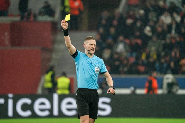 UEFA Champions League 2025 26 Bayer 04 Leverkusen vs. Villarreal CF 8. Spieltag der Ligaphase Mittwoch, 28.01.2026 BayArena (Nordrhein-Westfalen, Deutschland) Espen Eskas (Schiedsrichter) Gelbe Karte Copyright: xCelinaxLeiersx