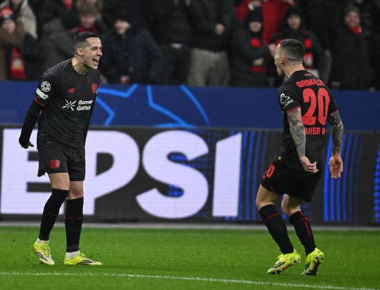 28.01.2025, xophax, Fussball , UEFA Champions League , 2025 2026 , Bayer Leverkusen gegen FC Villarreal. Nach dem 3 zu 0 für Bayer . Lucas Vazquez , links und Torschütze Alejandro Grimaldo , rechts (Bayer 04 Leverkusen ) Leverkusen
